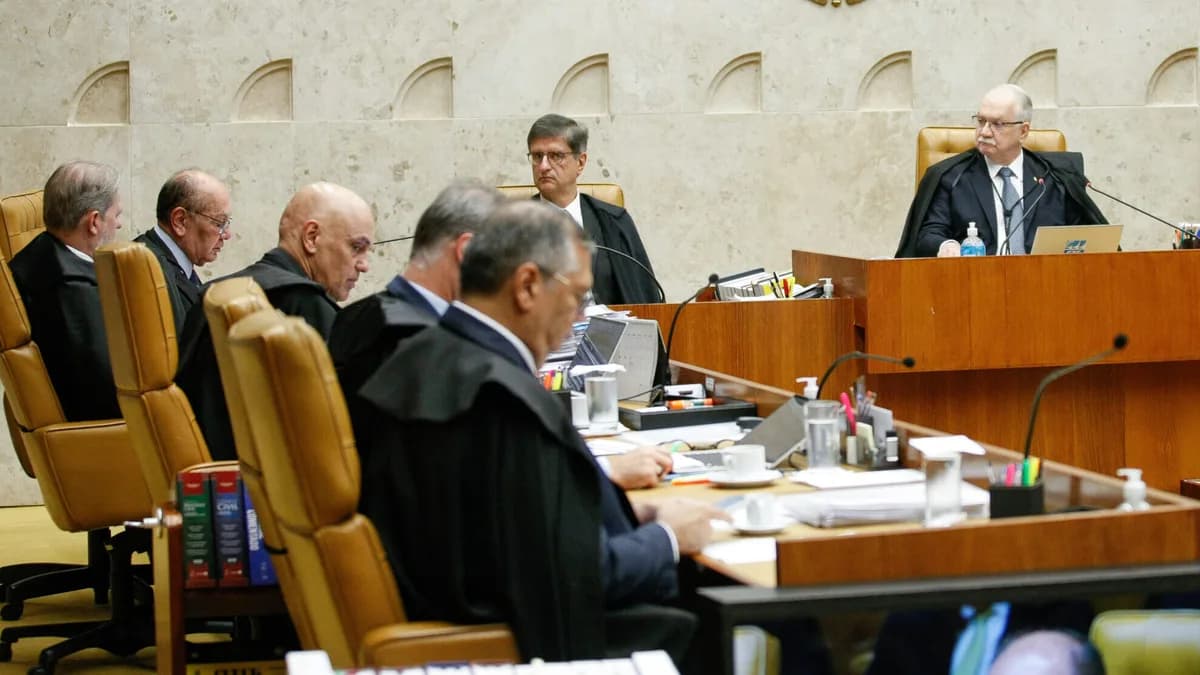 Texto ALT: Plenário do Supremo Tribunal Federal durante sessão de julgamento, com ministros reunidos em seus assentos no tribunal.