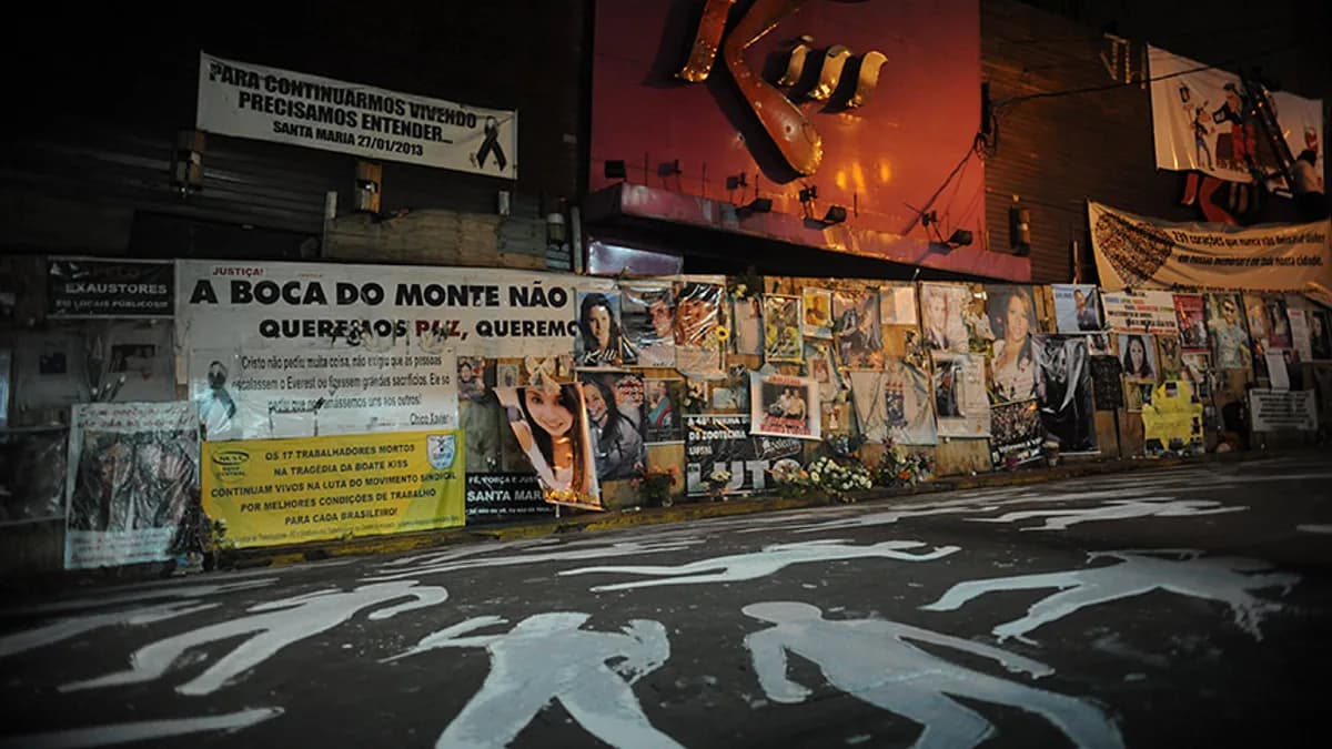 Fachada da Boate Kiss repleta de cartazes e homenagens às vítimas