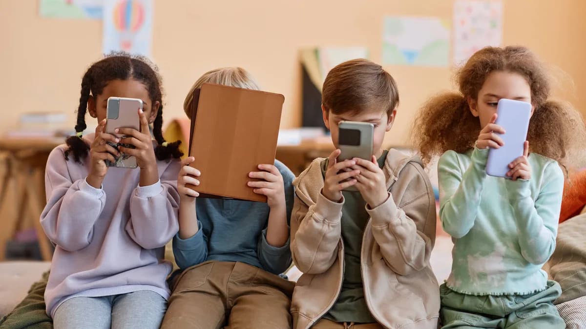 crianças utilizando dispositivos eletrônicos